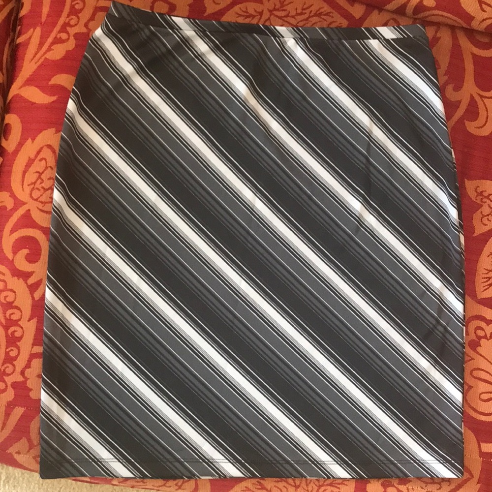 🖤🤍🖤 Fun Skirt - Like New 🖤🤍🖤